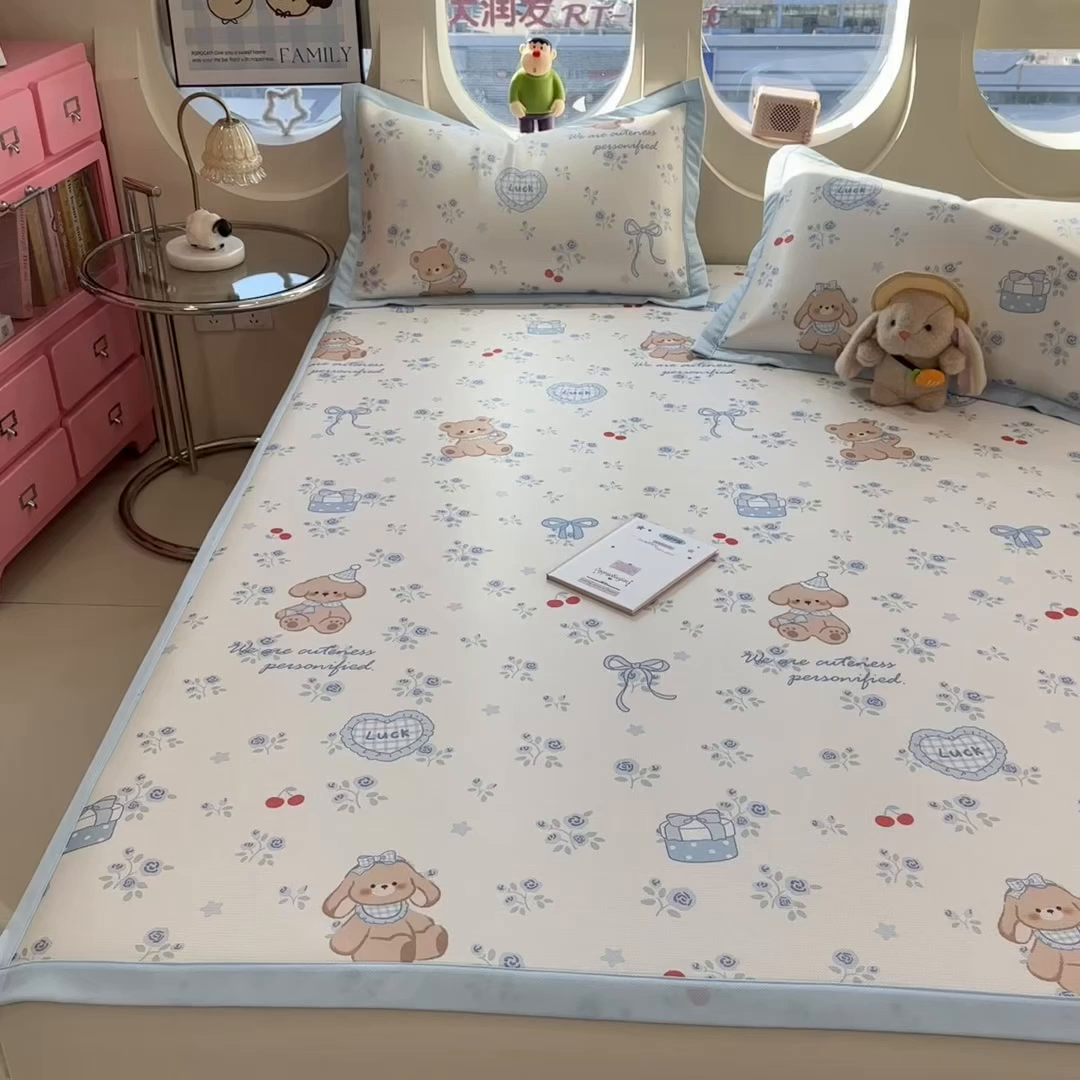 91家纺网 家纺一手货源 找家纺 丝羽坊 2026新款小版印花碳光冰丝凉席平铺款 蛋糕猫