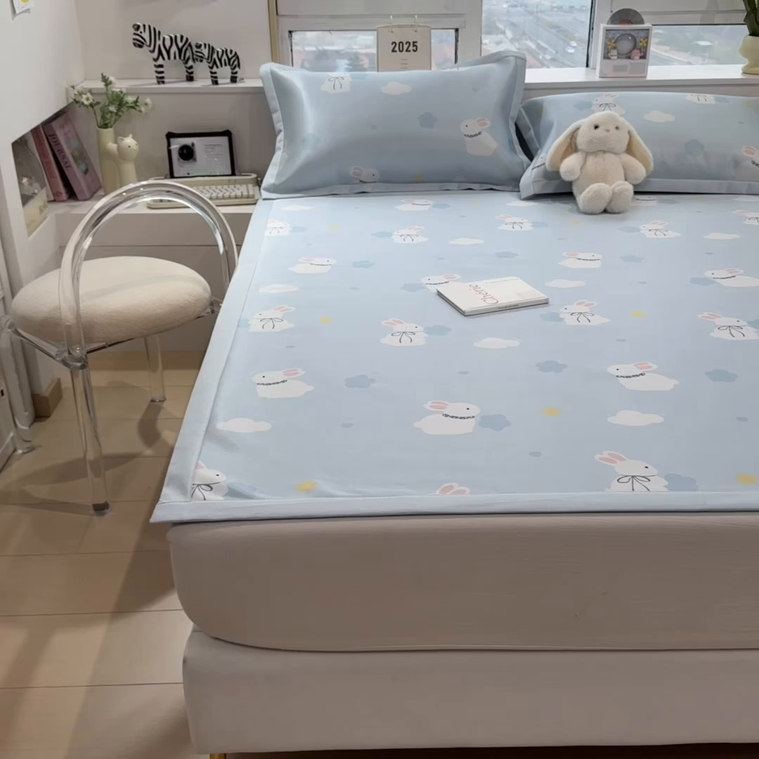 91家纺网 家纺一手货源 找家纺 丝羽坊 2026新款小版印花碳光冰丝凉席平铺款 春日猫记