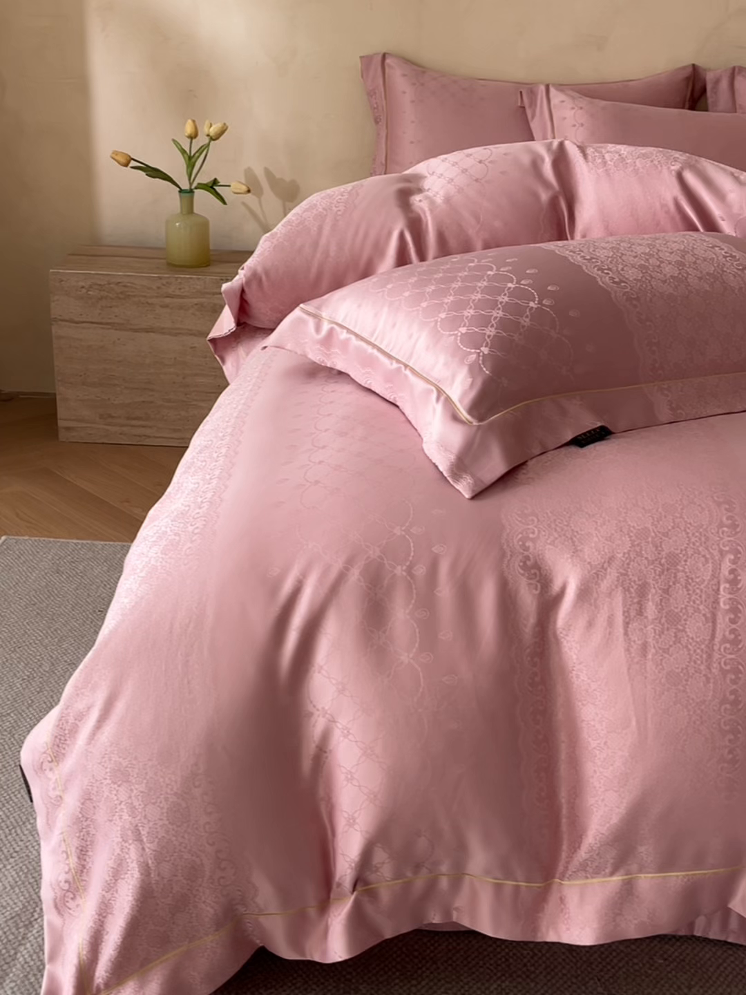 91家纺网 家纺一手货源 找家纺 大麦家纺 2026新款水洗真丝提花床盖四件套丝韵繁花 丝韵繁花-豆沙色