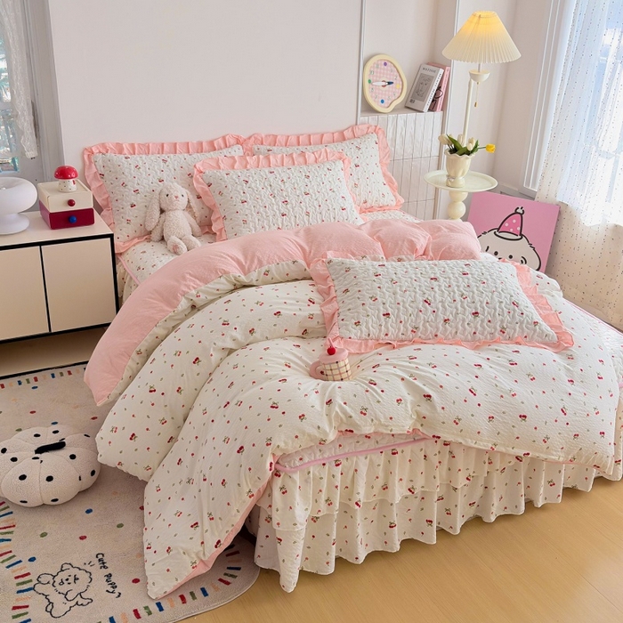 91家纺网 家纺一手货源 找家纺 铠畅 2026新款泡芙纱皱皱棉床裙款四件套 云柔 粉樱甜莓