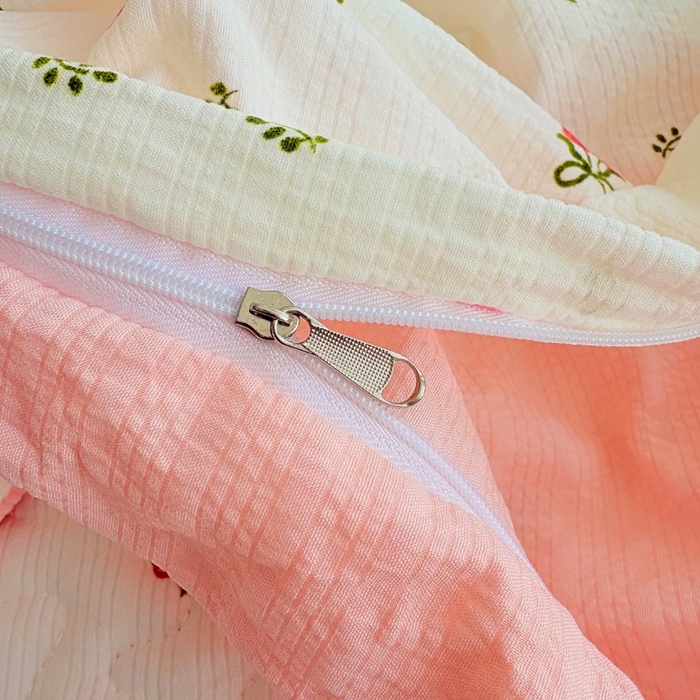 91家纺网 家纺一手货源 找家纺 铠畅 2026新款泡芙纱皱皱棉床裙款四件套 云柔 粉樱甜莓