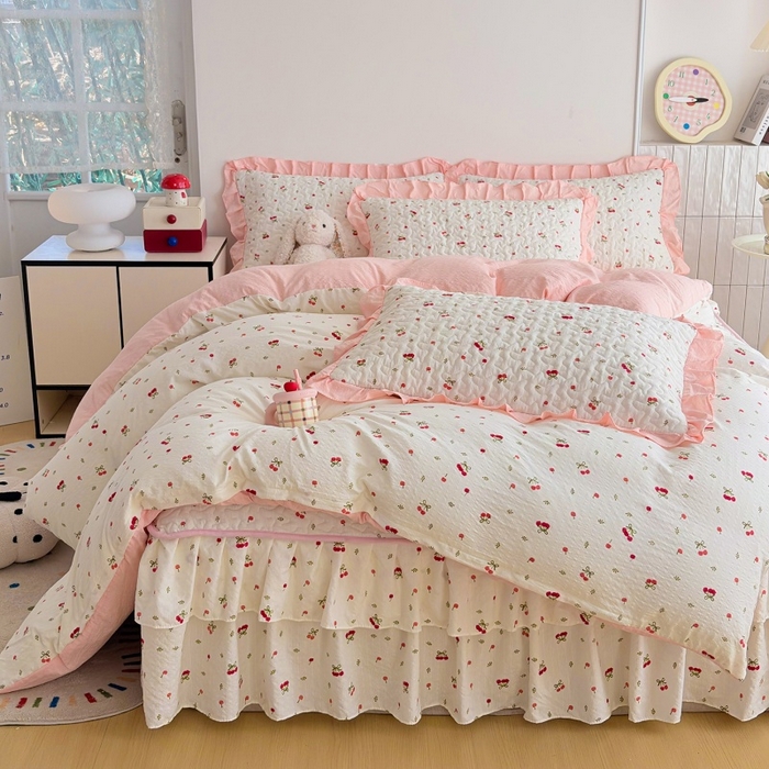 91家纺网 家纺一手货源 找家纺 铠畅 2026新款泡芙纱皱皱棉床裙款四件套 云柔 粉樱甜莓