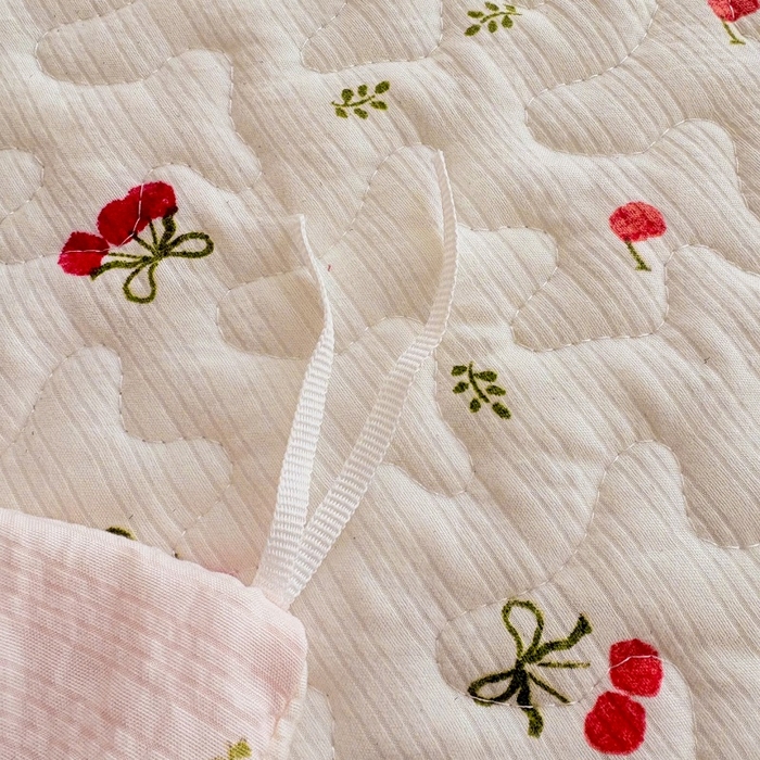 91家纺网 家纺一手货源 找家纺 铠畅 2026新款泡芙纱皱皱棉床裙款四件套 云柔 粉樱甜莓