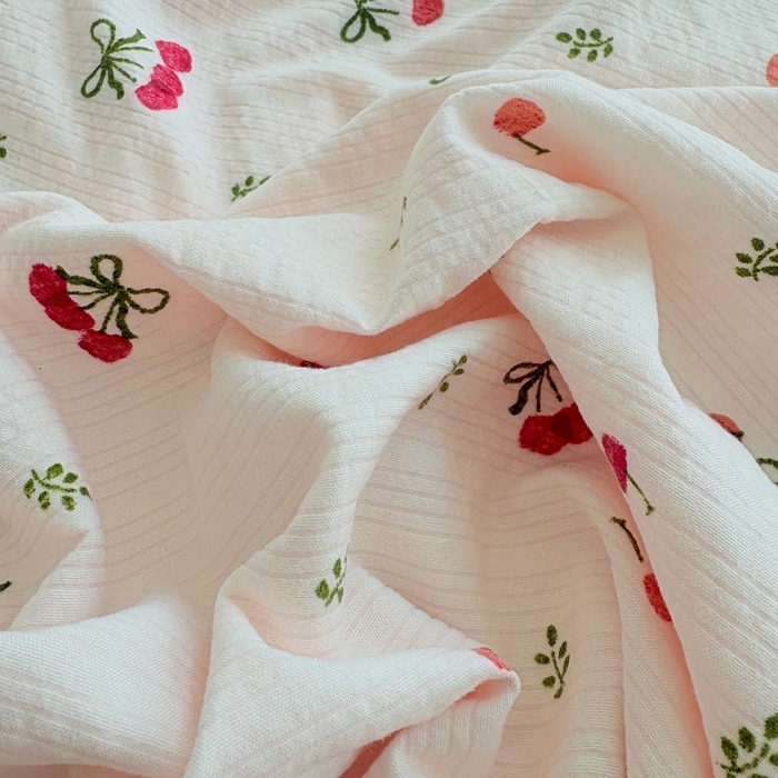 91家纺网 家纺一手货源 找家纺 铠畅 2026新款泡芙纱皱皱棉床裙款四件套 云柔 粉樱甜莓