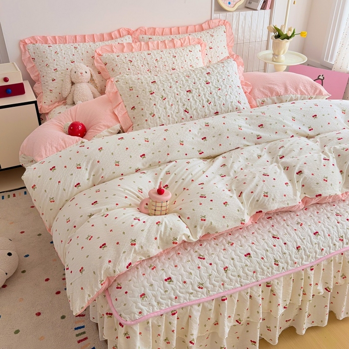 91家纺网 家纺一手货源 找家纺 铠畅 2026新款泡芙纱皱皱棉床裙款四件套 云柔 粉樱甜莓