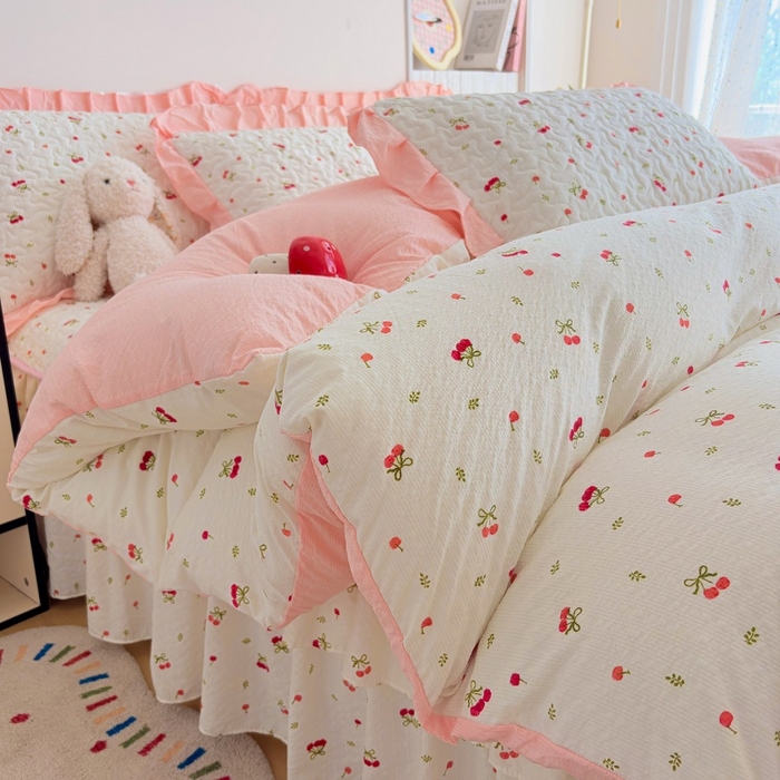 91家纺网 家纺一手货源 找家纺 铠畅 2026新款泡芙纱皱皱棉床裙款四件套 云柔 粉樱甜莓