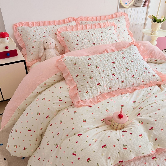 91家纺网 家纺一手货源 找家纺 铠畅 2026新款泡芙纱皱皱棉床裙款四件套 云柔 粉樱甜莓