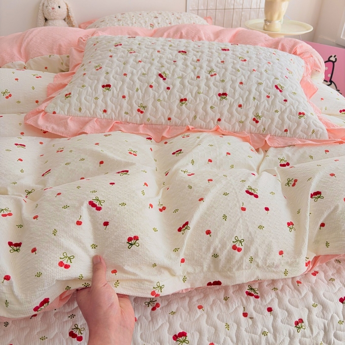 91家纺网 家纺一手货源 找家纺 铠畅 2026新款泡芙纱皱皱棉床裙款四件套 云柔 粉樱甜莓