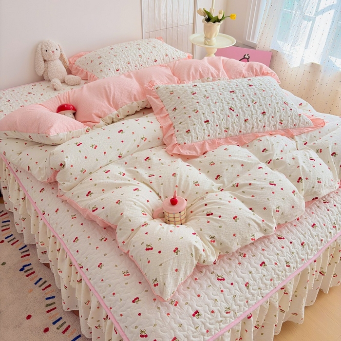 91家纺网 家纺一手货源 找家纺 铠畅 2026新款泡芙纱皱皱棉床裙款四件套 云柔 粉樱甜莓