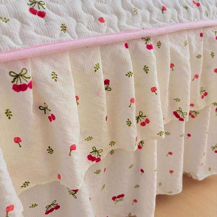 91家纺网 家纺一手货源 找家纺 铠畅 2026新款泡芙纱皱皱棉床裙款四件套 云柔 粉樱甜莓