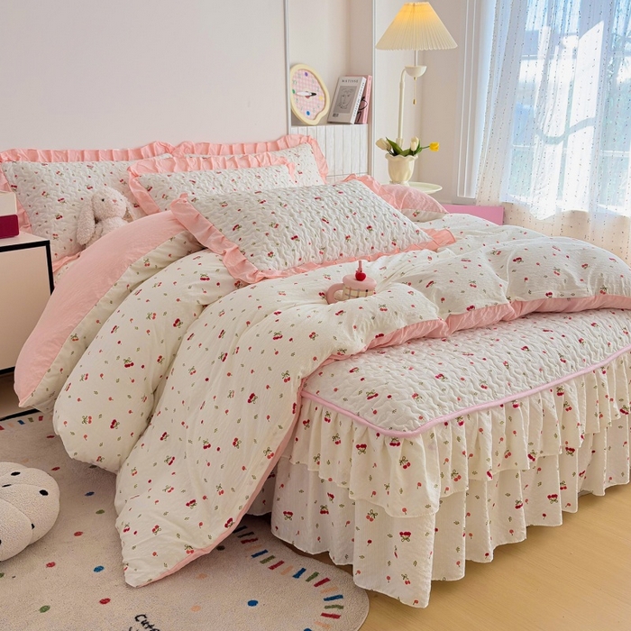 91家纺网 家纺一手货源 找家纺 铠畅 2026新款泡芙纱皱皱棉床裙款四件套 云柔 粉樱甜莓