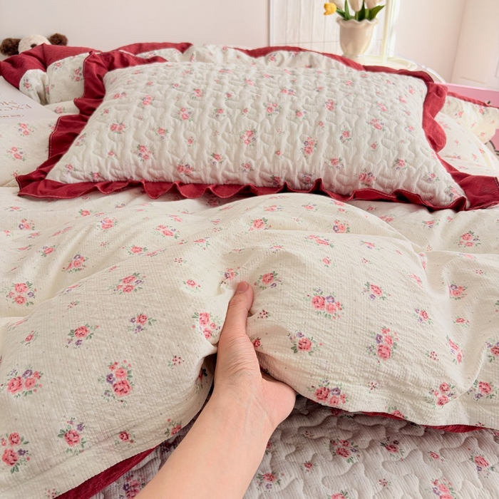 91家纺网 家纺一手货源 找家纺 铠畅 2026新款泡芙纱皱皱棉床裙款四件套 云柔 红韵玫瑰