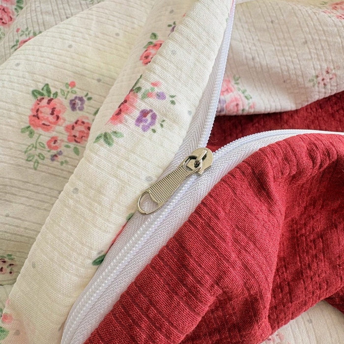 91家纺网 家纺一手货源 找家纺 铠畅 2026新款泡芙纱皱皱棉床裙款四件套 云柔 红韵玫瑰