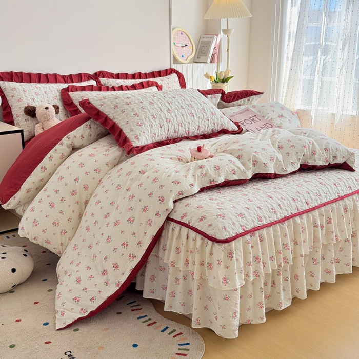 91家纺网 家纺一手货源 找家纺 铠畅 2026新款泡芙纱皱皱棉床裙款四件套 云柔 红韵玫瑰