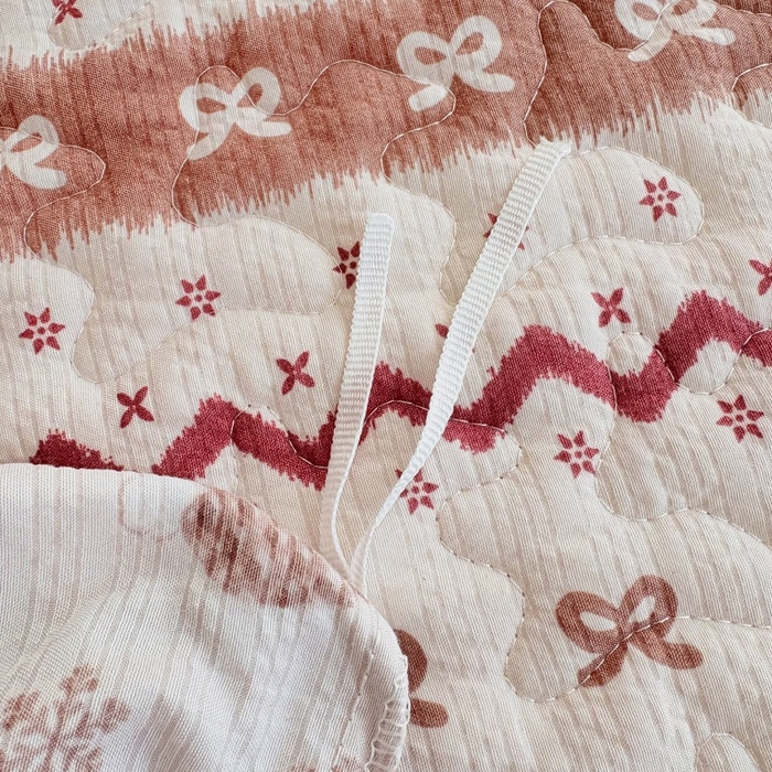 91家纺网 家纺一手货源 找家纺 铠畅 2026新款泡芙纱皱皱棉床裙款四件套 云柔 可爱雪人