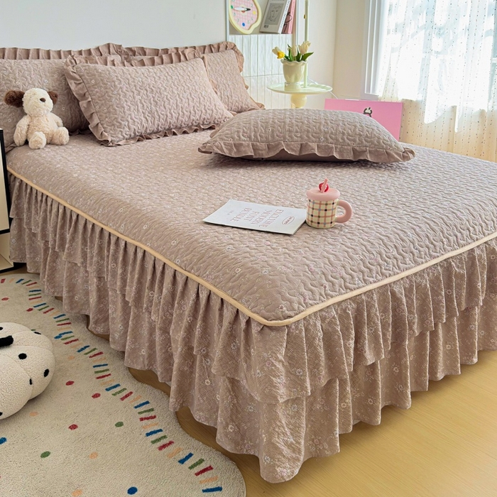 91家纺网 家纺一手货源 找家纺 铠畅 2026新款泡芙纱皱皱棉床裙款四件套 云柔 栗色花园