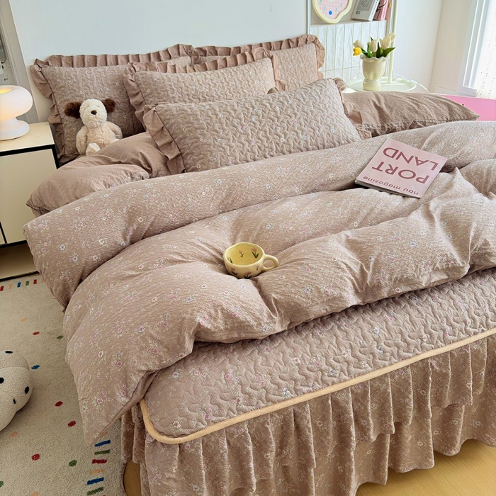 91家纺网 家纺一手货源 找家纺 铠畅 2026新款泡芙纱皱皱棉床裙款四件套 云柔 栗色花园