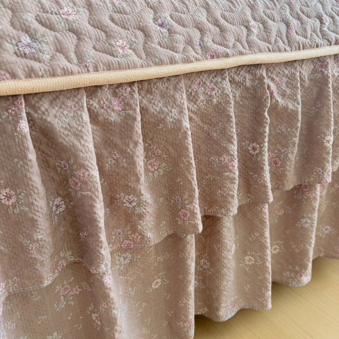 91家纺网 家纺一手货源 找家纺 铠畅 2026新款泡芙纱皱皱棉床裙款四件套 云柔 栗色花园