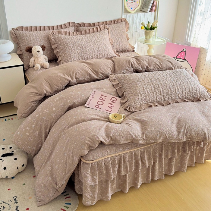 91家纺网 家纺一手货源 找家纺 铠畅 2026新款泡芙纱皱皱棉床裙款四件套 云柔 栗色花园