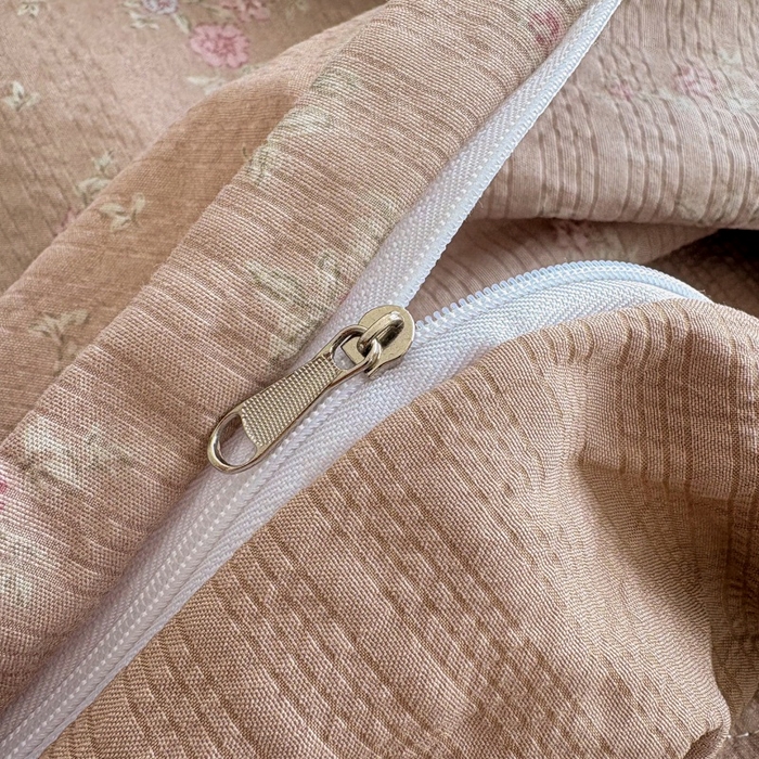 91家纺网 家纺一手货源 找家纺 铠畅 2026新款泡芙纱皱皱棉床裙款四件套 云柔 栗色花园