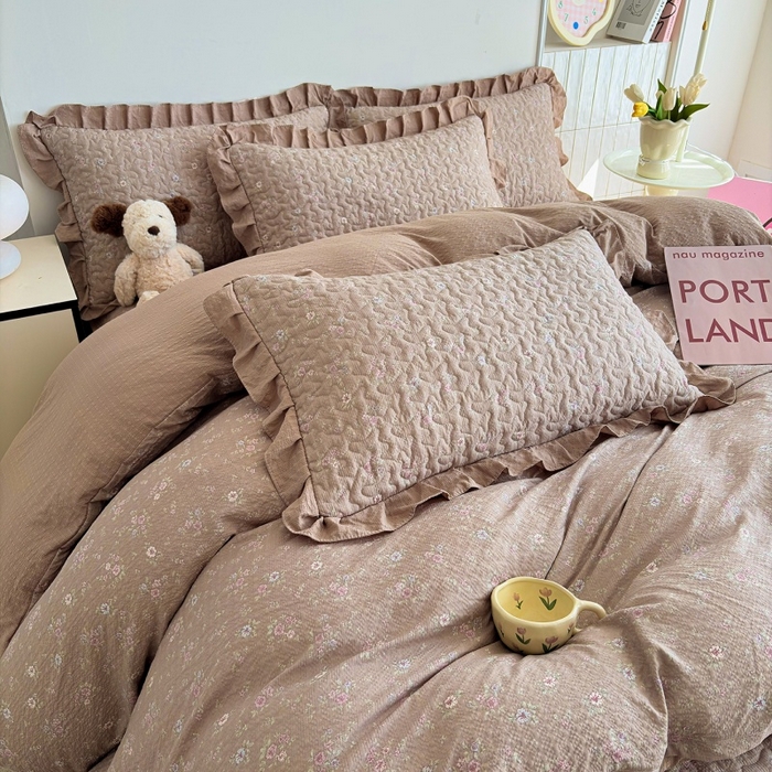 91家纺网 家纺一手货源 找家纺 铠畅 2026新款泡芙纱皱皱棉床裙款四件套 云柔 栗色花园