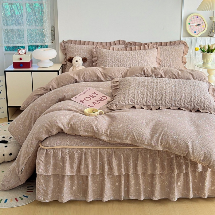 91家纺网 家纺一手货源 找家纺 铠畅 2026新款泡芙纱皱皱棉床裙款四件套 云柔 栗色花园