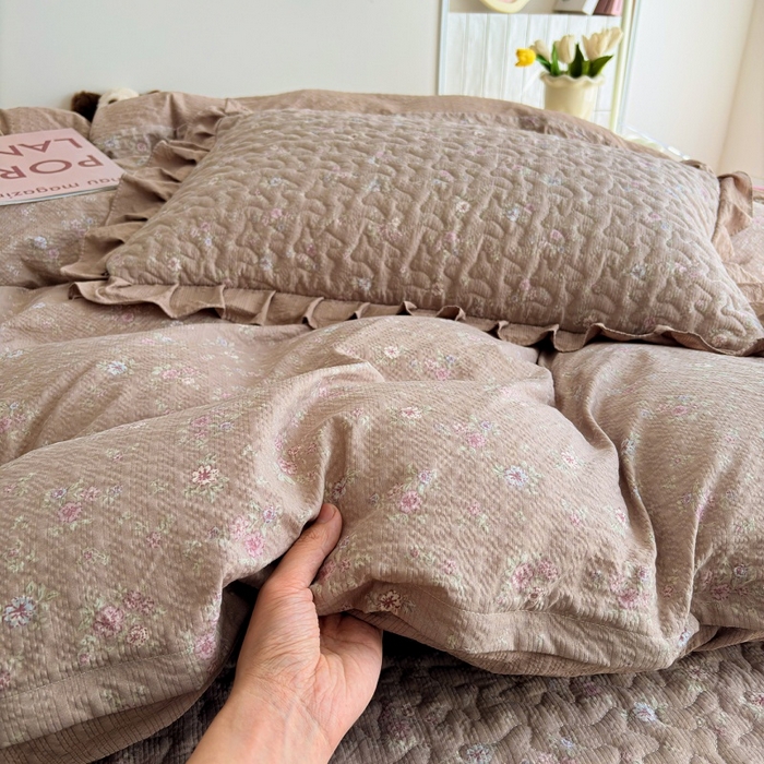 91家纺网 家纺一手货源 找家纺 铠畅 2026新款泡芙纱皱皱棉床裙款四件套 云柔 栗色花园