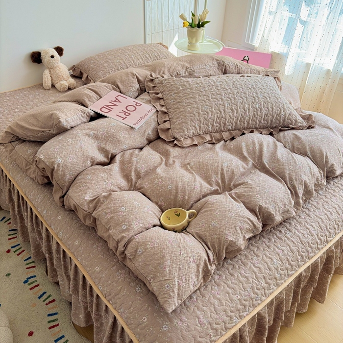 91家纺网 家纺一手货源 找家纺 铠畅 2026新款泡芙纱皱皱棉床裙款四件套 云柔 栗色花园