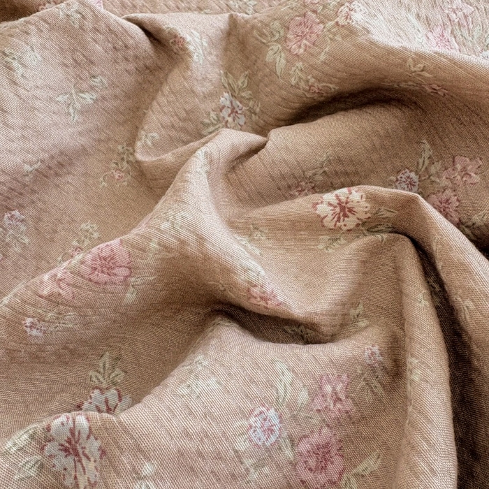 91家纺网 家纺一手货源 找家纺 铠畅 2026新款泡芙纱皱皱棉床裙款四件套 云柔 栗色花园