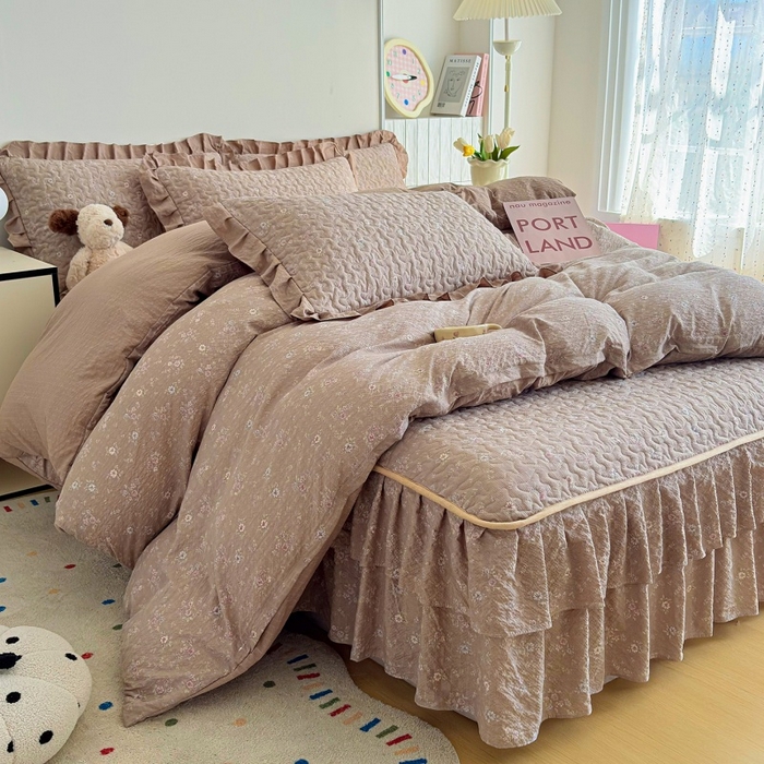 91家纺网 家纺一手货源 找家纺 铠畅 2026新款泡芙纱皱皱棉床裙款四件套 云柔 栗色花园