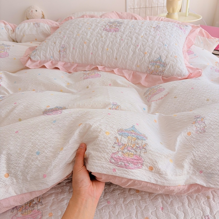 91家纺网 家纺一手货源 找家纺 铠畅 2026新款泡芙纱皱皱棉床裙款四件套 云柔 梦幻乐园