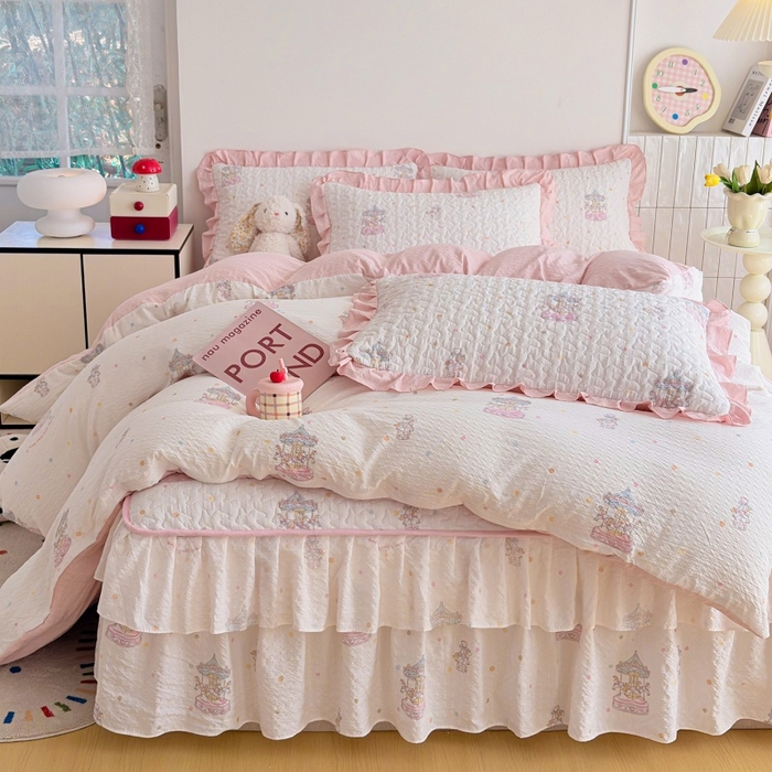 91家纺网 家纺一手货源 找家纺 铠畅 2026新款泡芙纱皱皱棉床裙款四件套 云柔 梦幻乐园