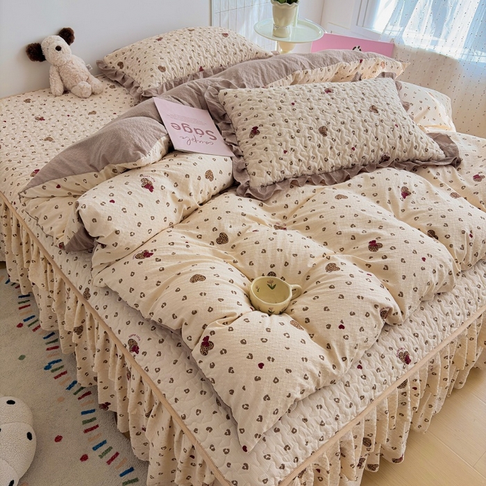 91家纺网 家纺一手货源 找家纺 铠畅 2026新款泡芙纱皱皱棉床裙款四件套 云柔 奶咖新豹