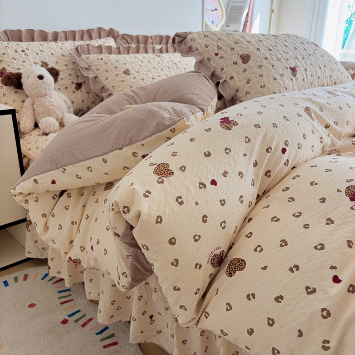 91家纺网 家纺一手货源 找家纺 铠畅 2026新款泡芙纱皱皱棉床裙款四件套 云柔 奶咖新豹