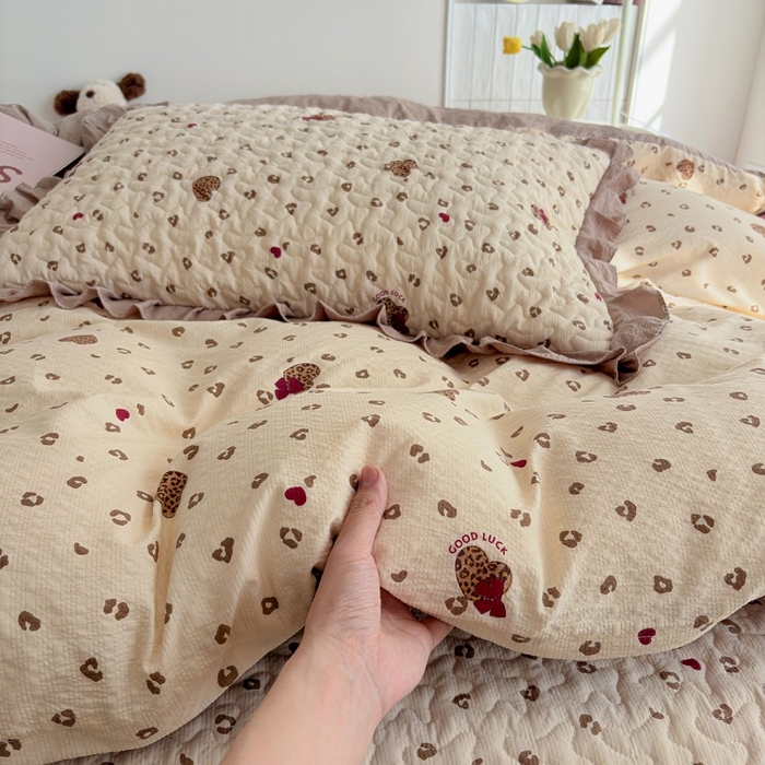 91家纺网 家纺一手货源 找家纺 铠畅 2026新款泡芙纱皱皱棉床裙款四件套 云柔 奶咖新豹