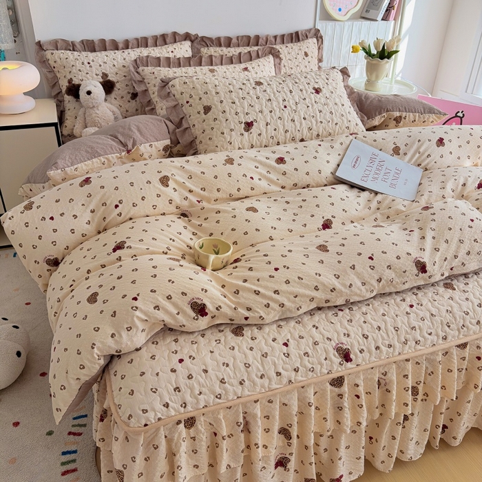 91家纺网 家纺一手货源 找家纺 铠畅 2026新款泡芙纱皱皱棉床裙款四件套 云柔 奶咖新豹