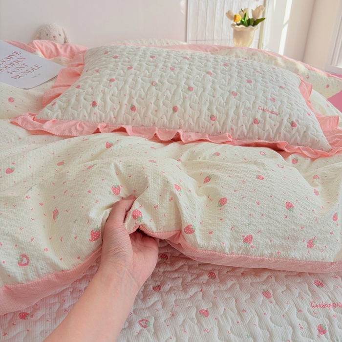 91家纺网 家纺一手货源 找家纺 铠畅 2026新款泡芙纱皱皱棉床裙款四件套 云柔 奶油草莓