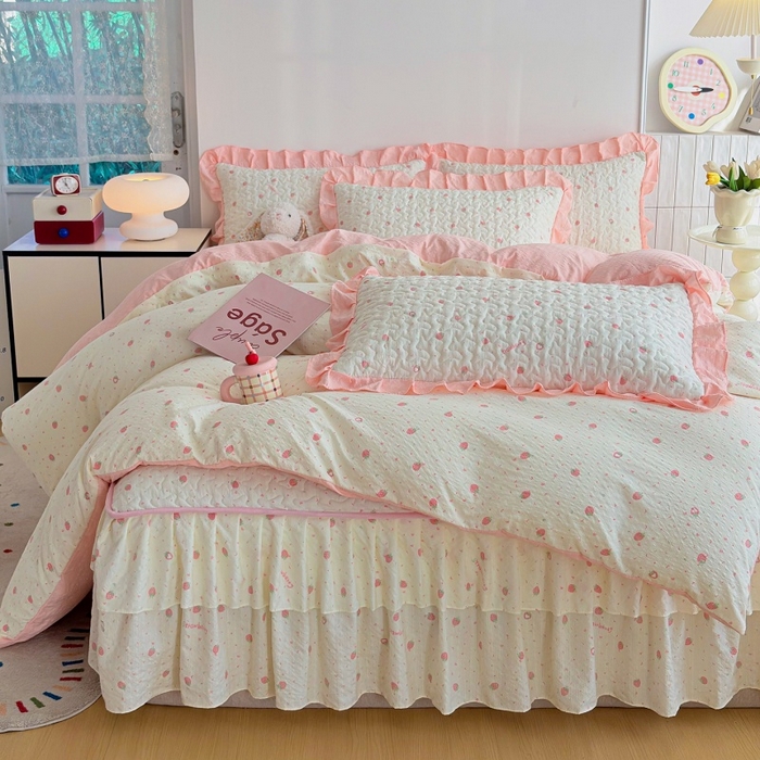 91家纺网 家纺一手货源 找家纺 铠畅 2026新款泡芙纱皱皱棉床裙款四件套 云柔 奶油草莓