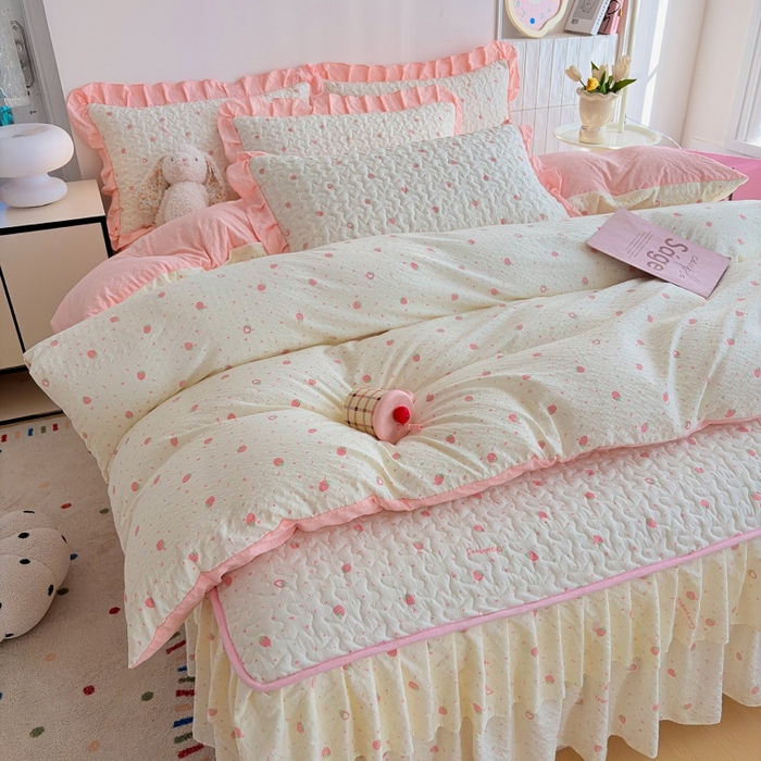 91家纺网 家纺一手货源 找家纺 铠畅 2026新款泡芙纱皱皱棉床裙款四件套 云柔 奶油草莓