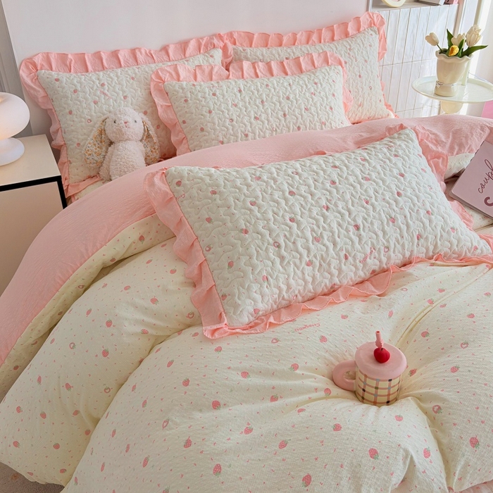 91家纺网 家纺一手货源 找家纺 铠畅 2026新款泡芙纱皱皱棉床裙款四件套 云柔 奶油草莓