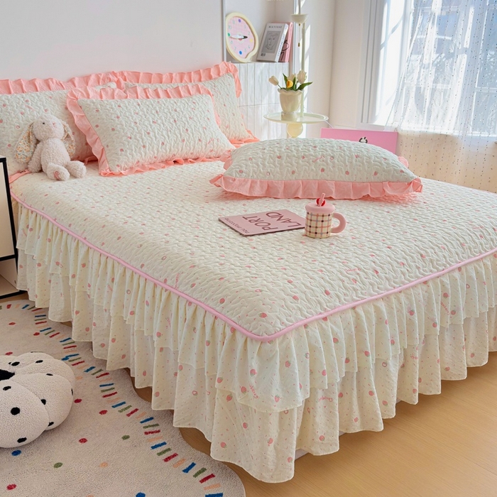 91家纺网 家纺一手货源 找家纺 铠畅 2026新款泡芙纱皱皱棉床裙款四件套 云柔 奶油草莓