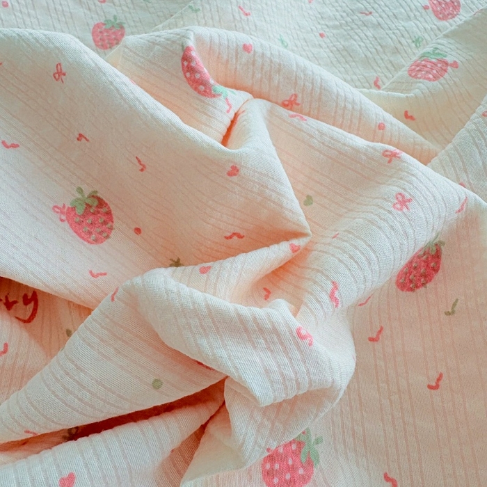 91家纺网 家纺一手货源 找家纺 铠畅 2026新款泡芙纱皱皱棉床裙款四件套 云柔 奶油草莓