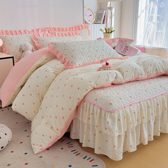 91家纺网 家纺一手货源 找家纺 铠畅 2026新款泡芙纱皱皱棉床裙款四件套 云柔 奶油草莓