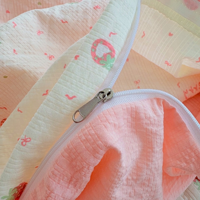 91家纺网 家纺一手货源 找家纺 铠畅 2026新款泡芙纱皱皱棉床裙款四件套 云柔 奶油草莓