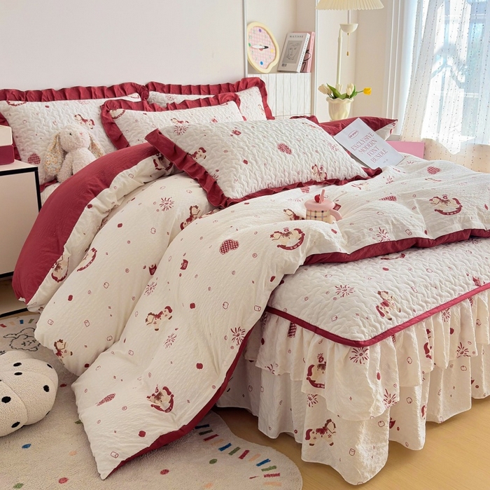 91家纺网 家纺一手货源 找家纺 铠畅 2026新款泡芙纱皱皱棉床裙款四件套 云柔 摇摇木马