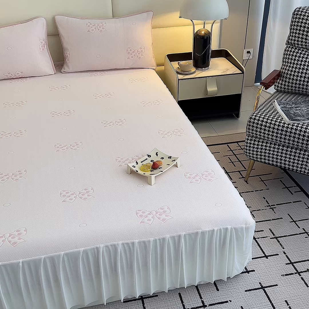 91家纺网 家纺一手货源 找家纺 七里香 2026新款提花冰豆豆床裙款凉席三件套四件套 床裙款蝴蝶结-粉