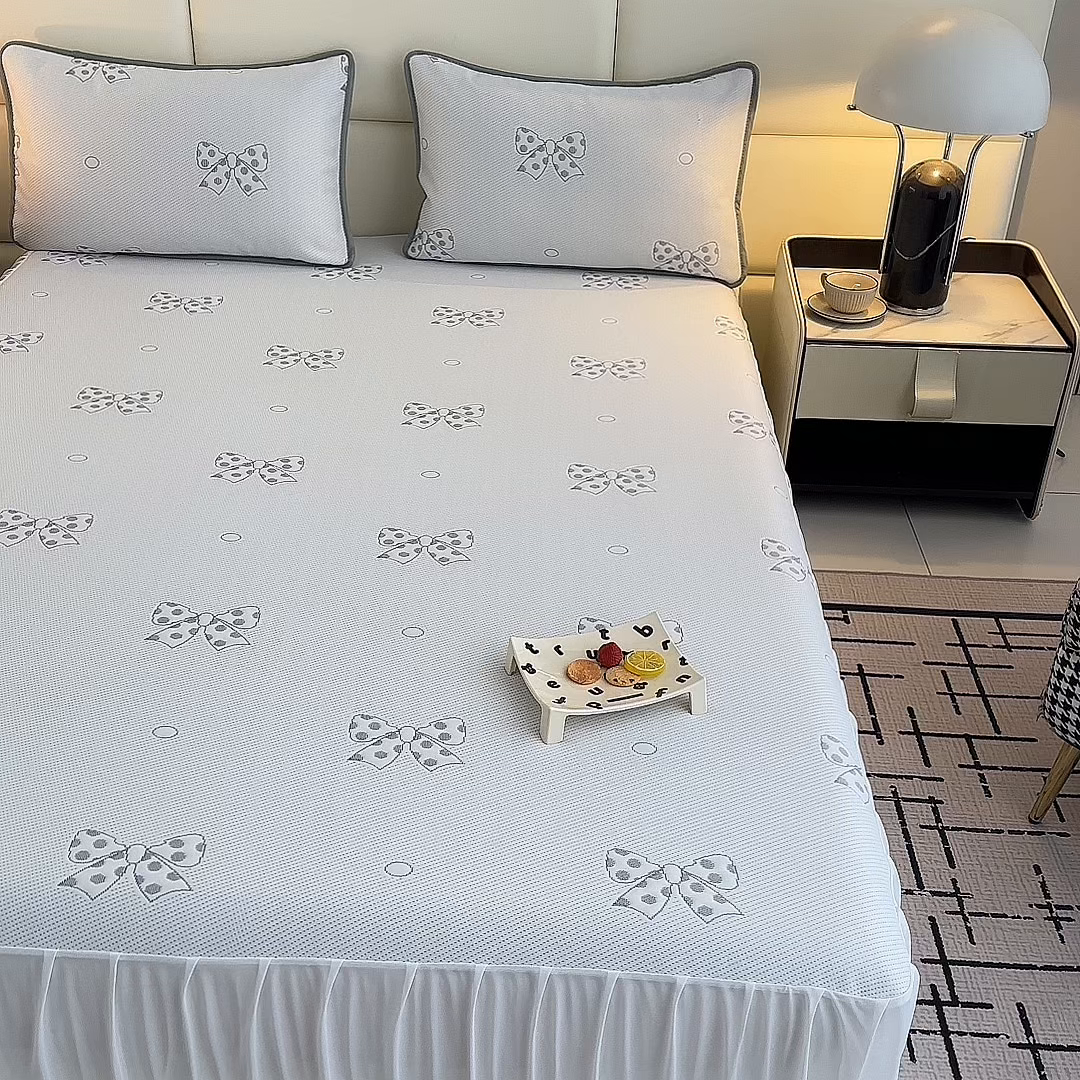 91家纺网 家纺一手货源 找家纺 七里香 2026新款提花冰豆豆床裙款凉席三件套四件套 床裙款蝴蝶结-灰