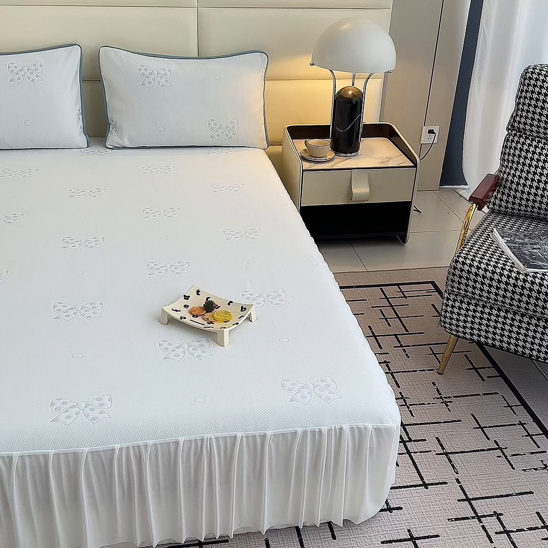 91家纺网 家纺一手货源 找家纺 七里香 2026新款提花冰豆豆床裙款凉席三件套四件套 床裙款蝴蝶结-蓝