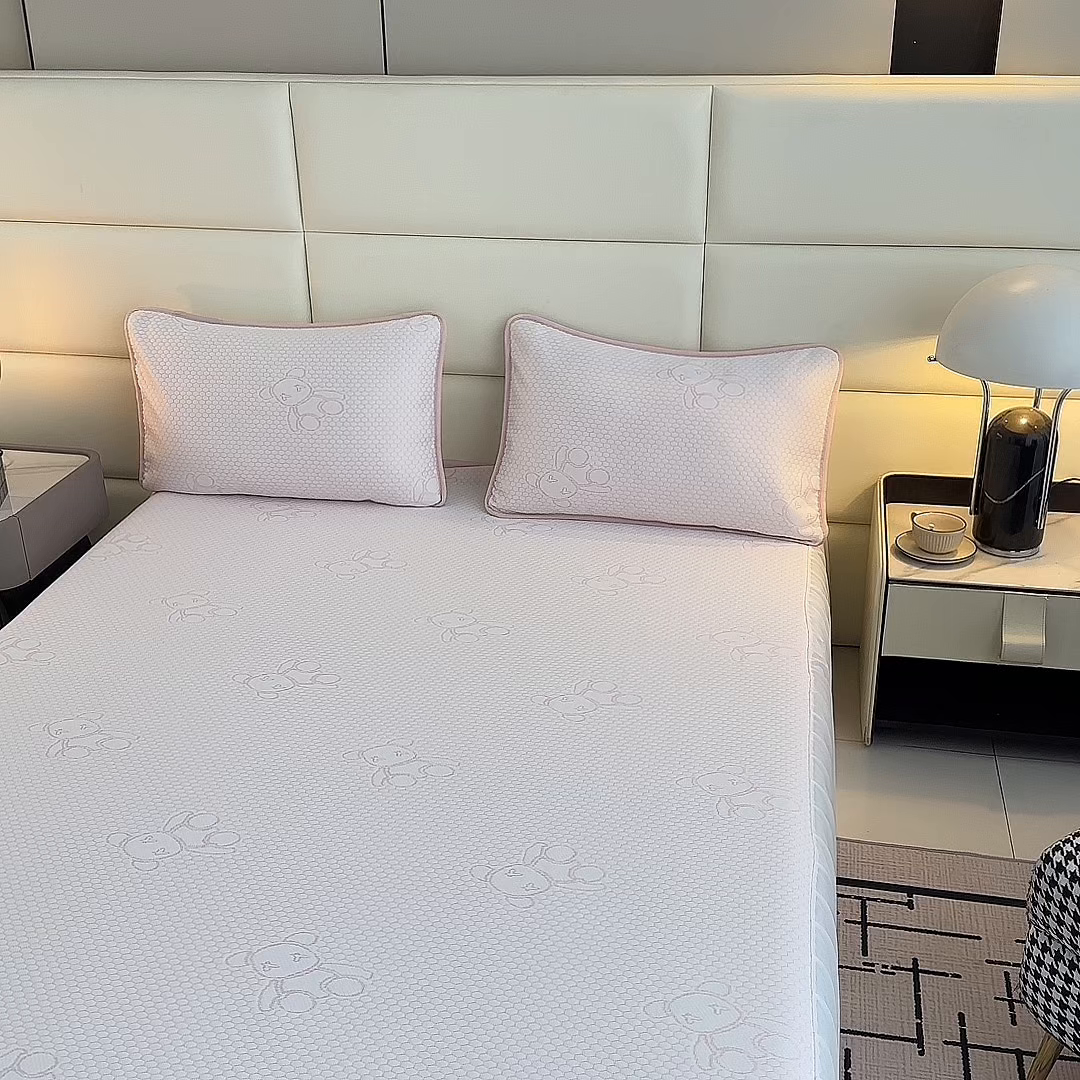 91家纺网 家纺一手货源 找家纺 七里香 2026新款提花冰豆豆床裙款凉席三件套四件套 床裙款小熊-粉