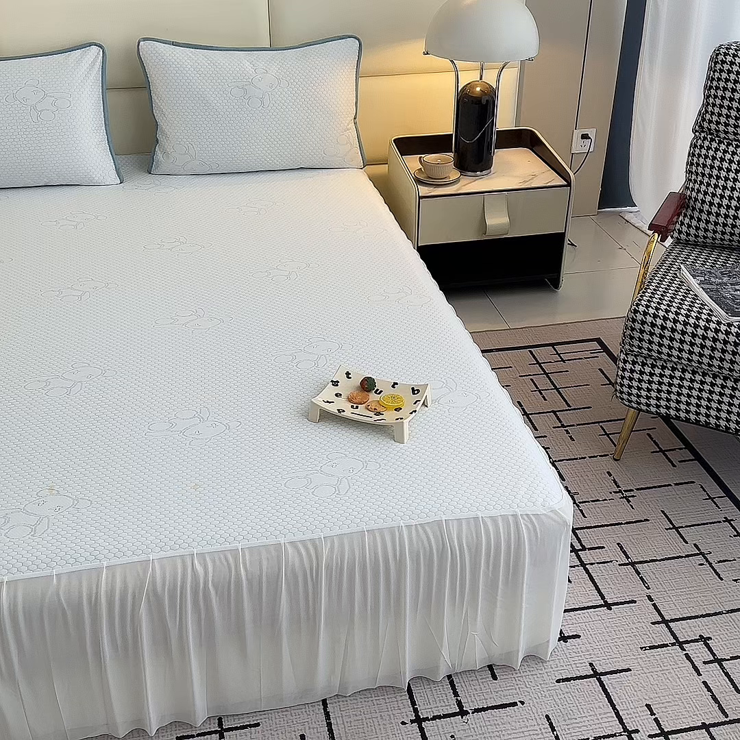 91家纺网 家纺一手货源 找家纺 七里香 2026新款提花冰豆豆床裙款凉席三件套四件套 床裙款小熊-蓝